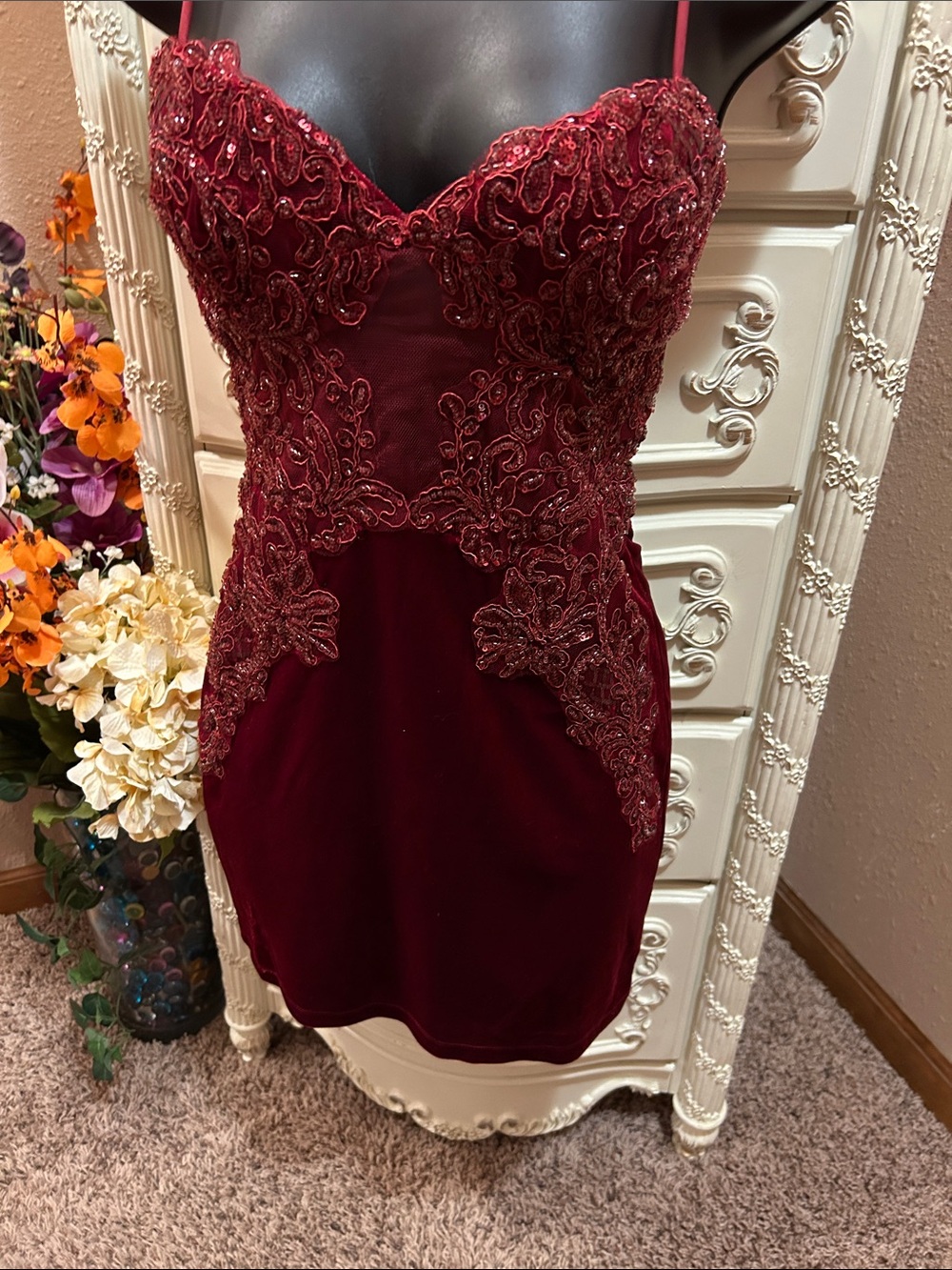 Elegant Burgundy Lace Appliqué Velvet Homecoming Dress